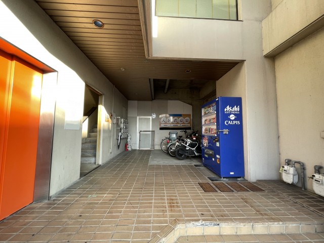 入口は1階の奥まったところ。