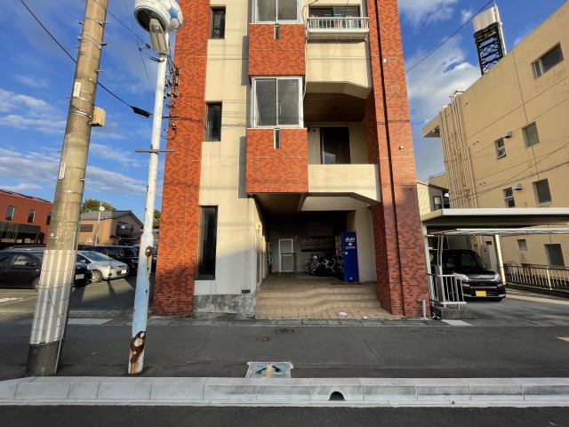 上階は住居。一部レンガ風のデザインが目を引きます。