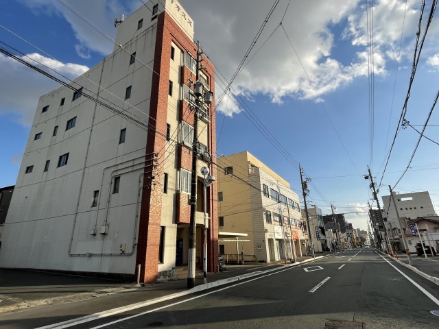 ジュビロードに面した存在感のある建物。