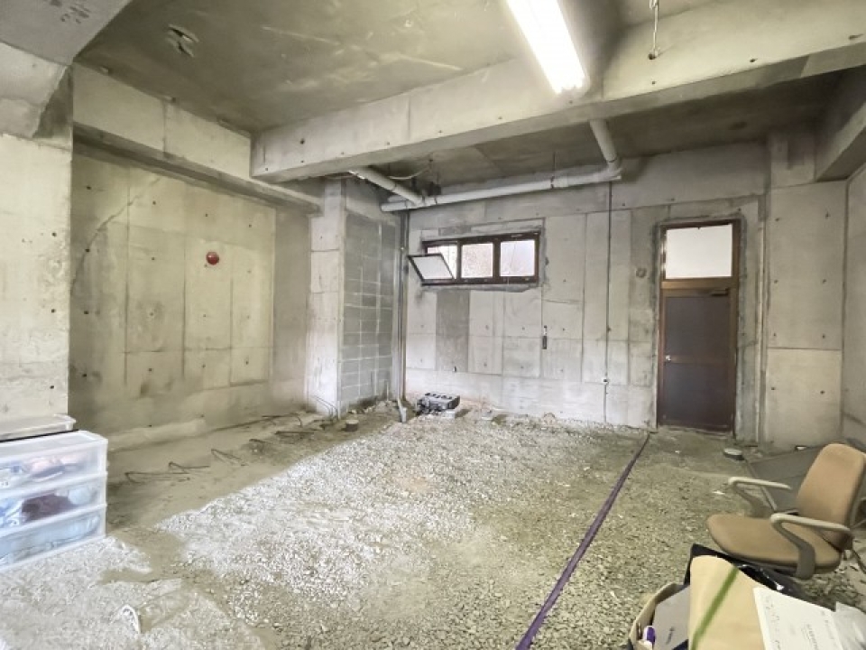 どんな空間にしようか？妄想が膨らみます。実は茶色い扉は裏口。