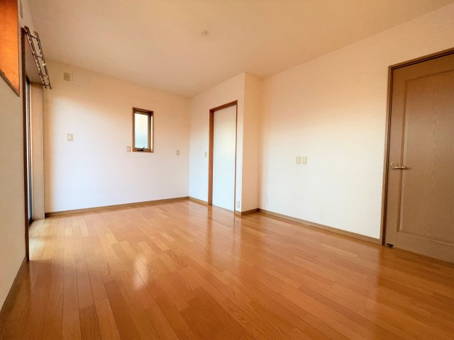 洋室8.5帖。物入スペースあります。