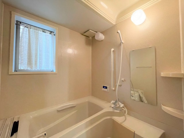 窓付きの浴室。