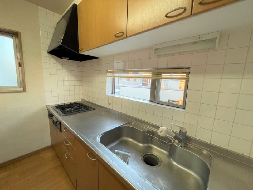 窓＆コンロ付いています。
