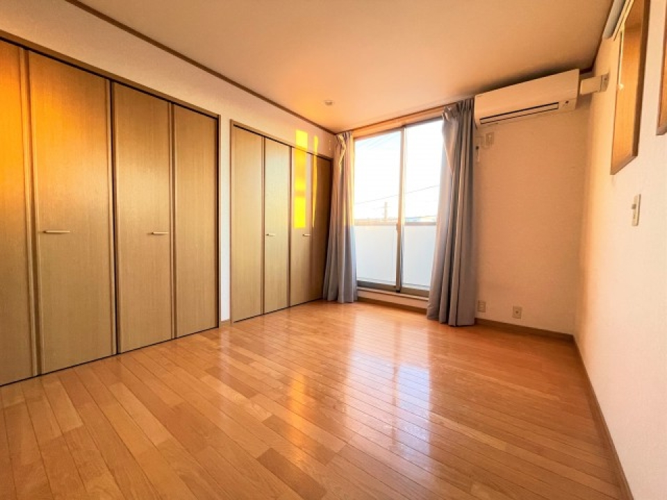 洋室7帖。クローゼット2つ付いています。