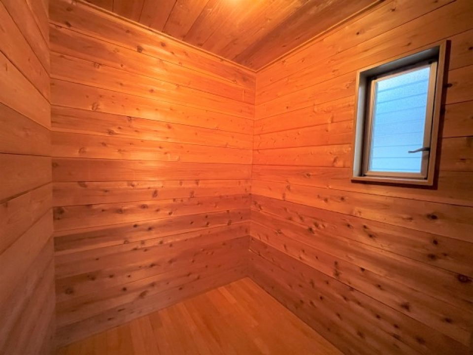 2帖の収納部屋。書斎にも。