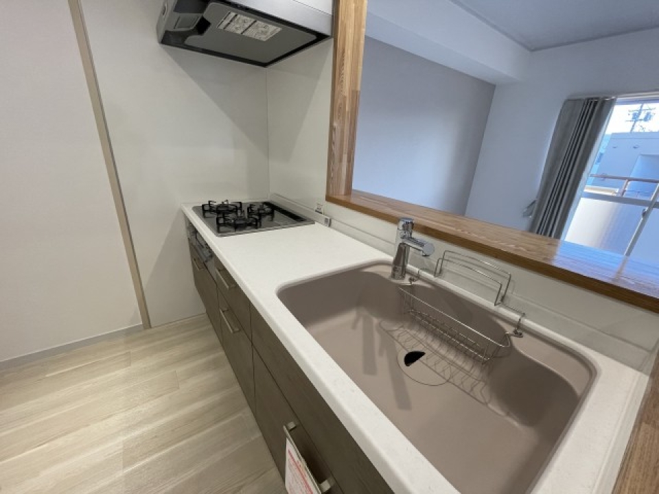 システムキッチン、3口コンロ付いています。