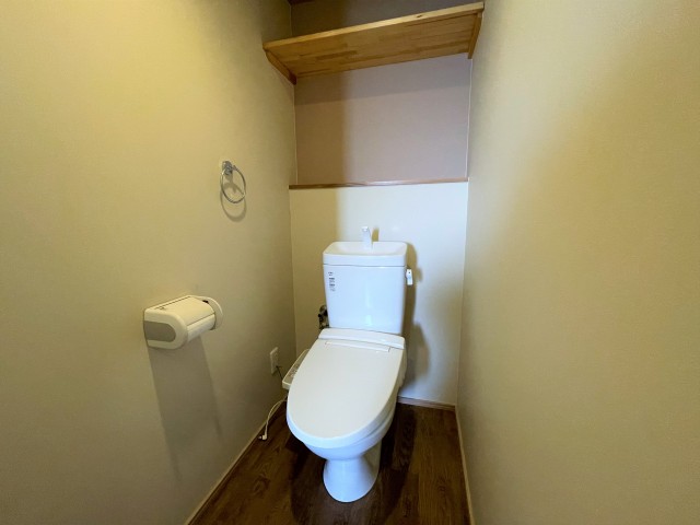 収納棚付きのトイレ。