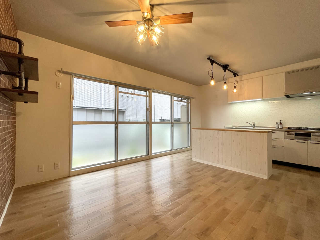 大きな掃き出し窓から光を取り込みます