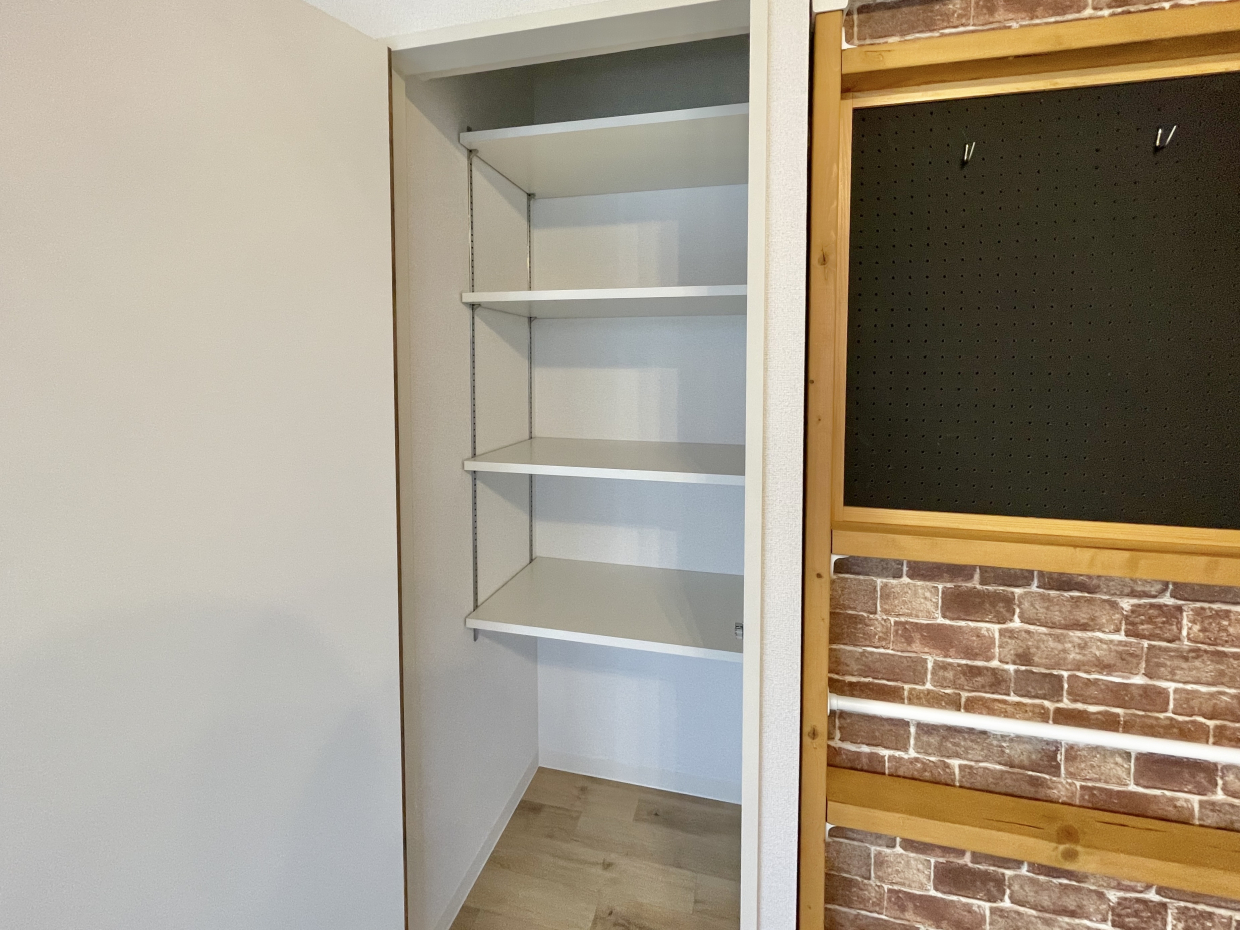 お隣には可動式棚の物入。扉付き