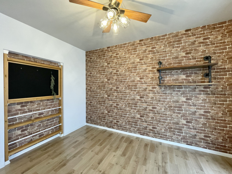 壁1面と壁付のラック内が煉瓦風のクロスです