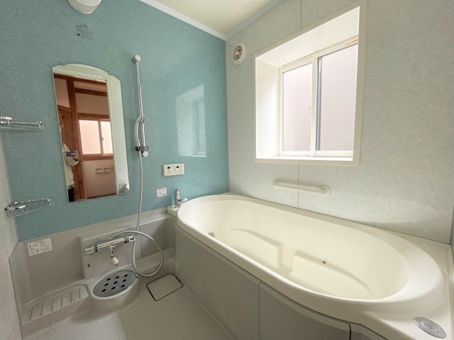 カラーリングのかわいいバスルーム。