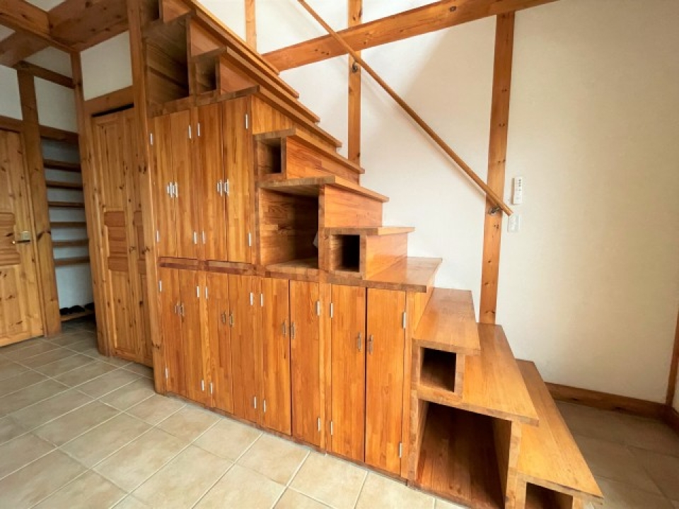 階段下は収納になっています。