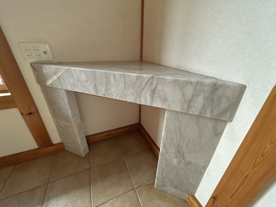 暖炉風の既設テーブル！インテリアのスペースに♪