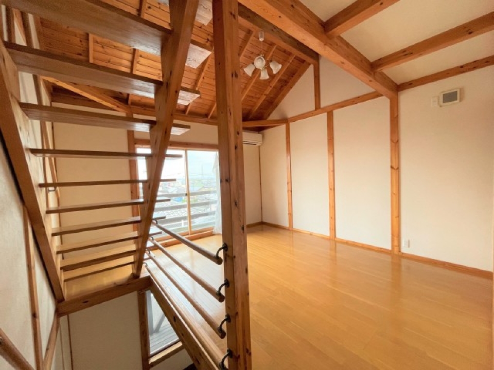 吹き抜けの天井で広々♪