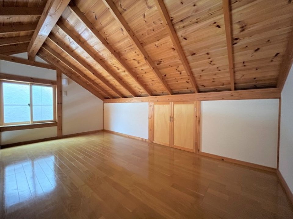 5.5帖ロフト　大きな屋根裏収納もあります♪