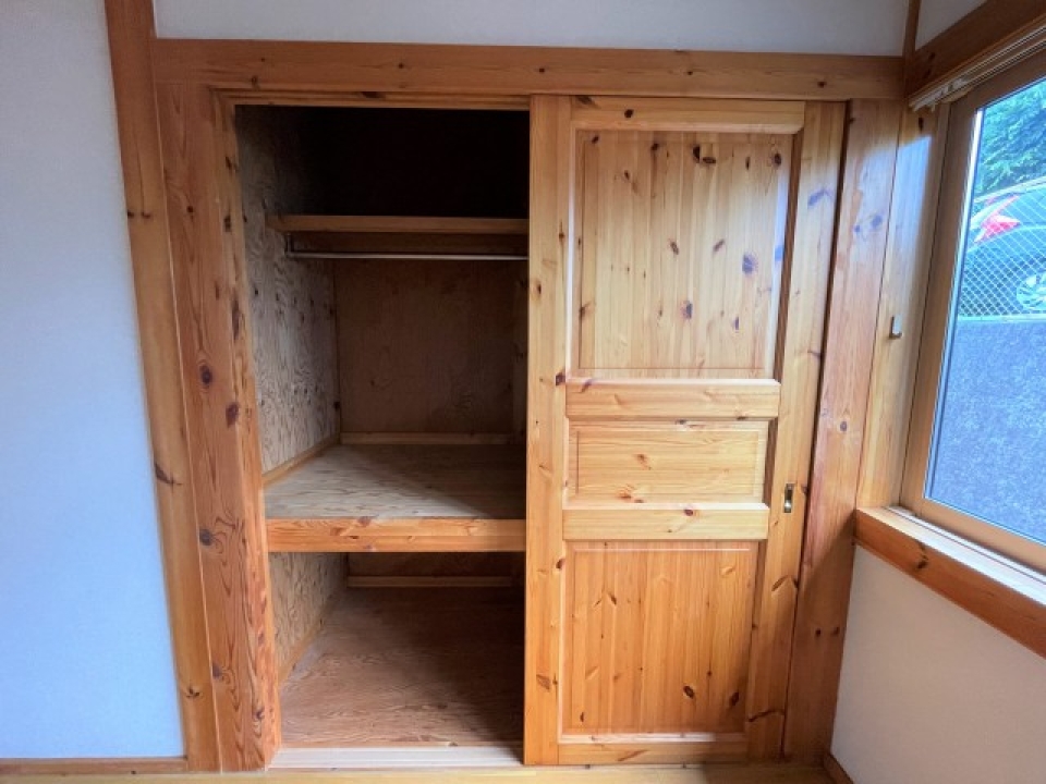 立派な木の扉が可愛らしい収納付き♪