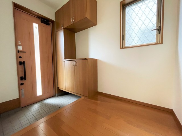 シューズボックス付きの玄関。