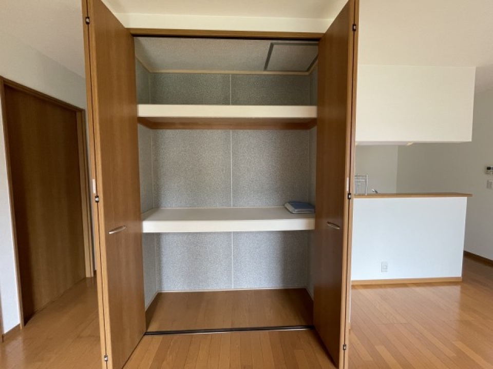 リビングルームには収納スペースも付ています。