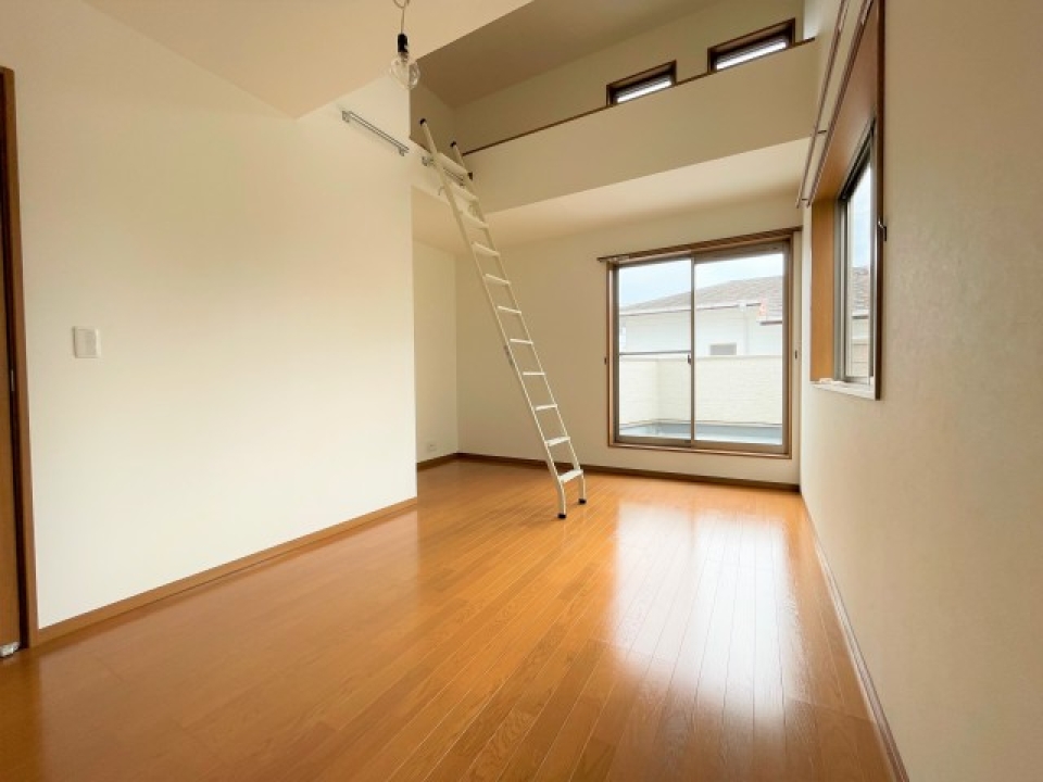 洋室8.5帖。ロフト・WIC・バルコニーが付いています。