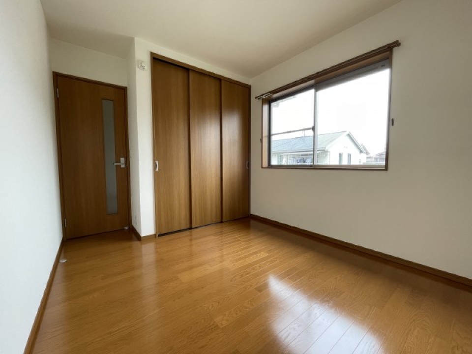 クローゼット付きの洋室5.3帖。日当たり◎