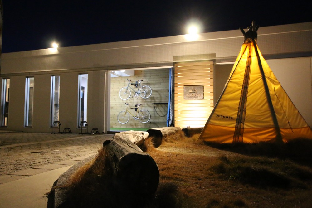 エントランスはティピーのオブジェが目印