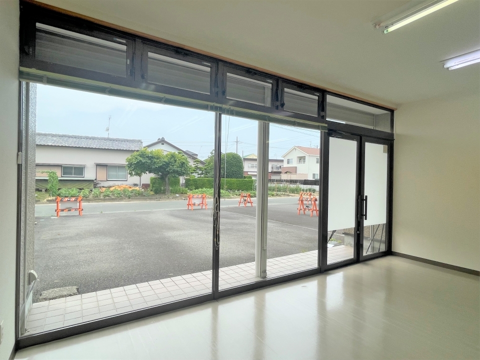 入口は全面ガラス張りで明るいです