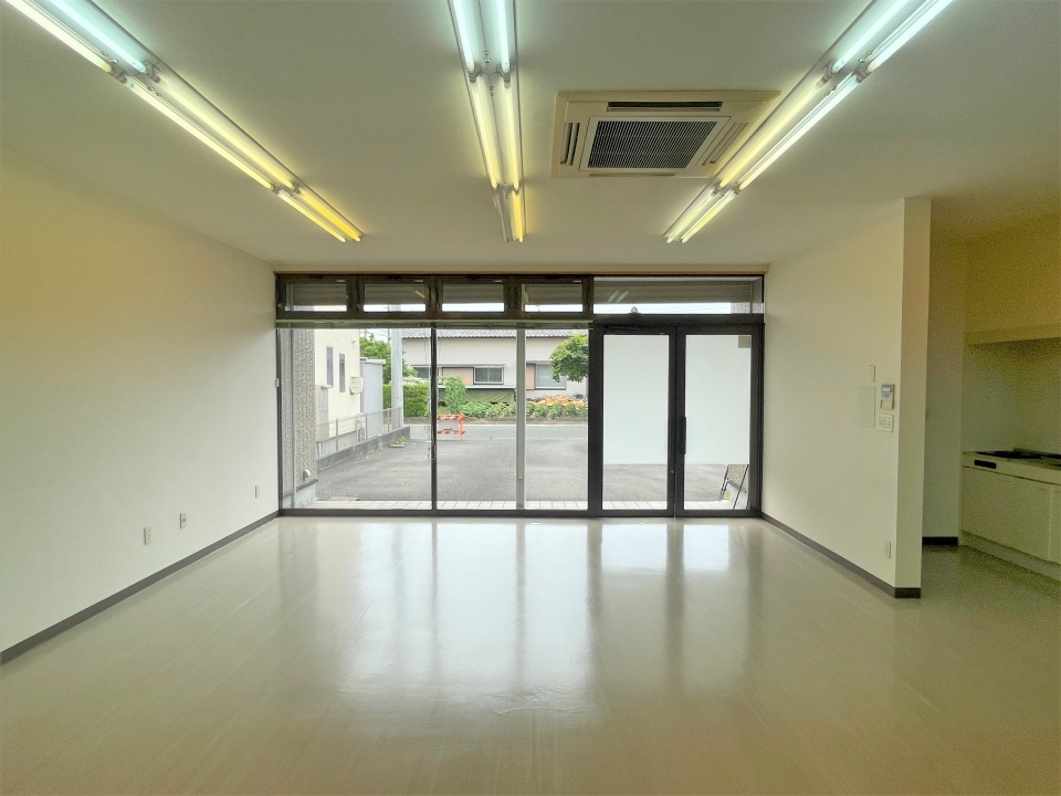 シンプルな事務所スペース