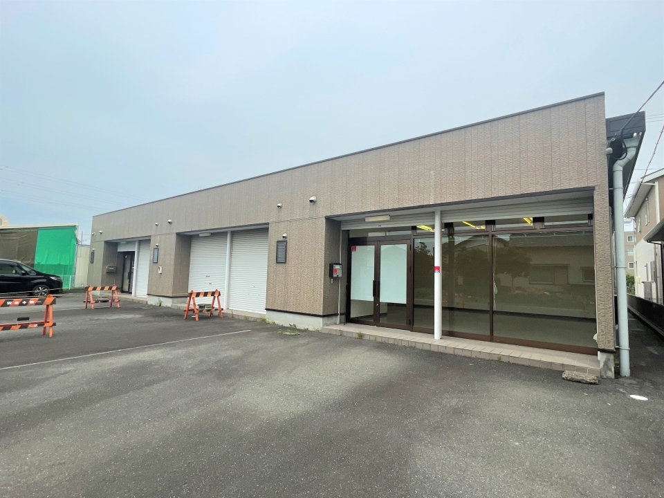 引きで見た建物外観