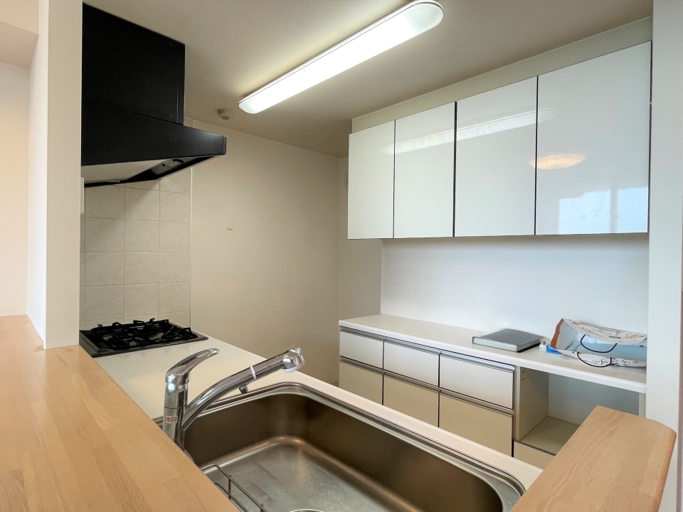 なんと超大きいカップボード付き！買い足す必要も無さそう！