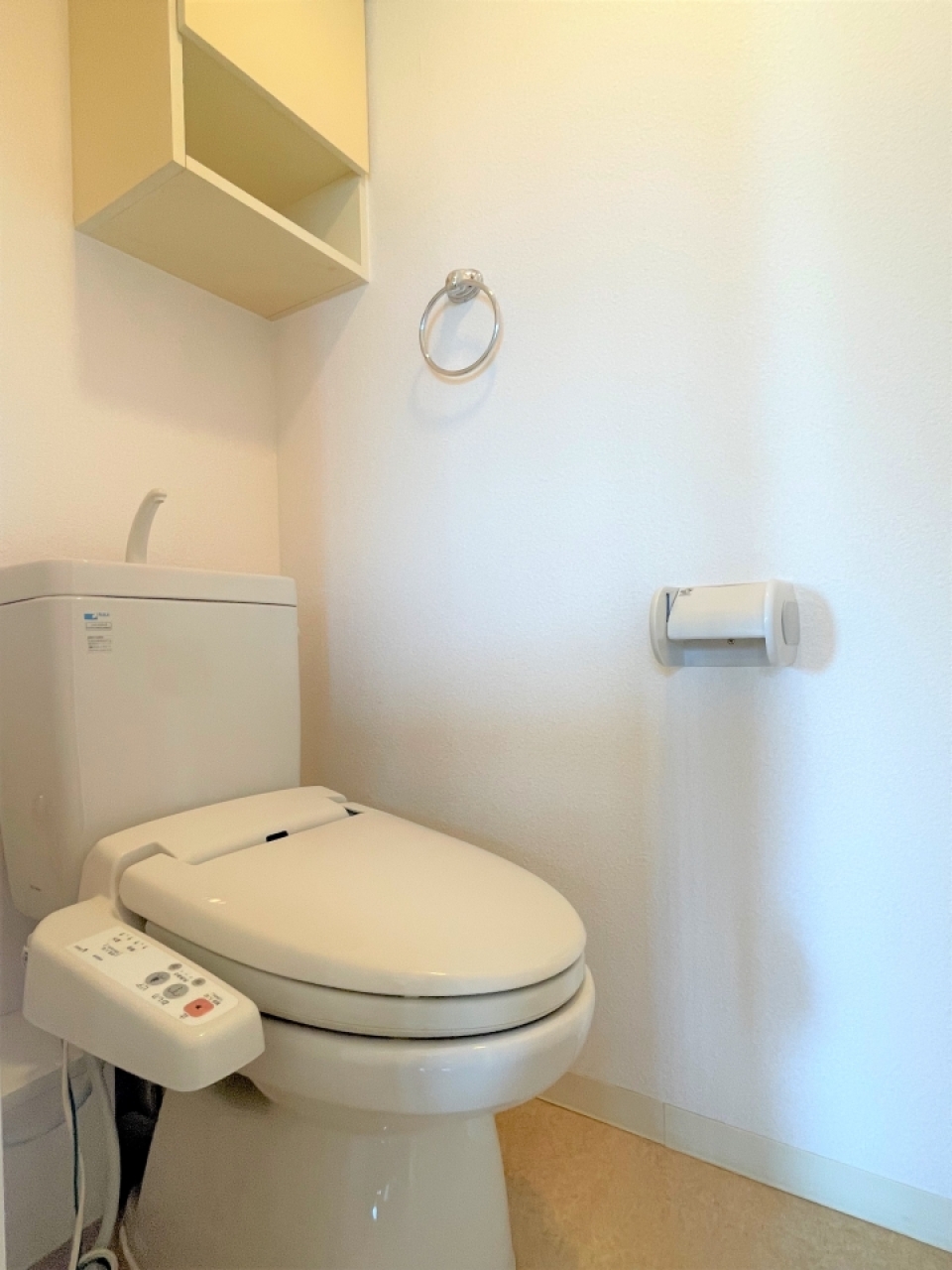 棚付きのトイレ
