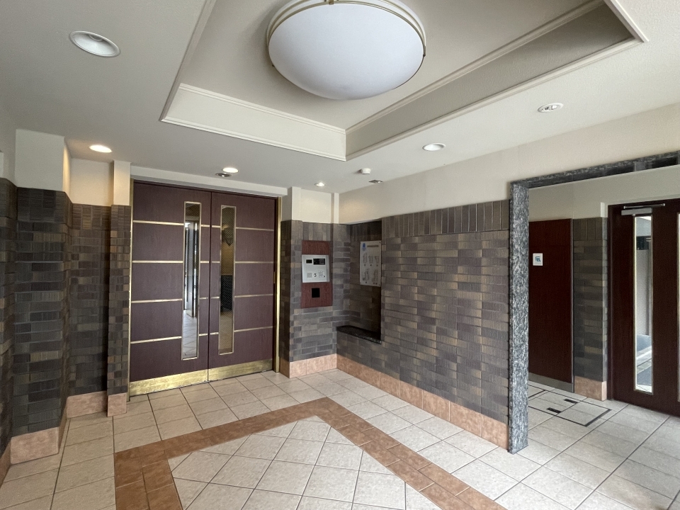 マンション入り口はオートロックで安心です。宅配ボックスもありますよ。