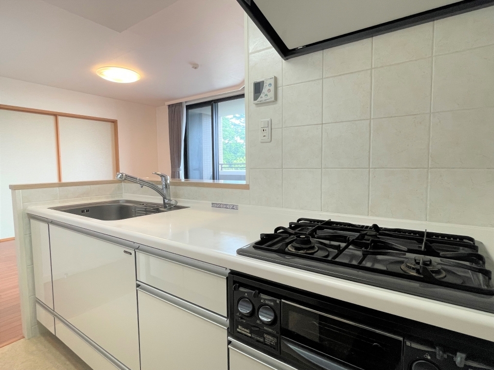 カウンターキッチン。3口コンロで便利。