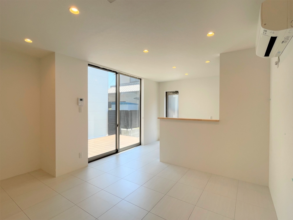 大きな窓からの日当たり、開放感も最高です、、！