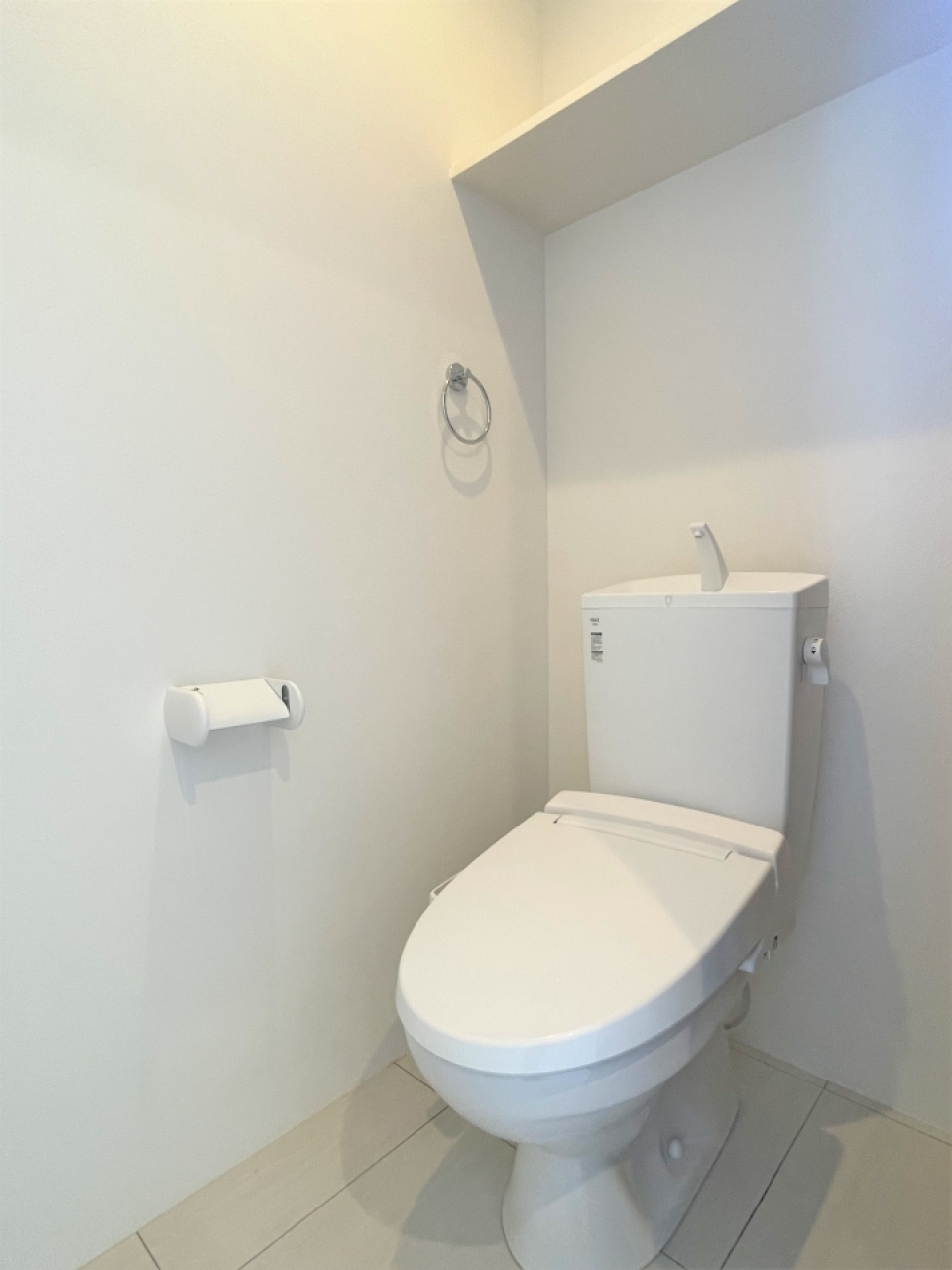 棚付きのトイレ。