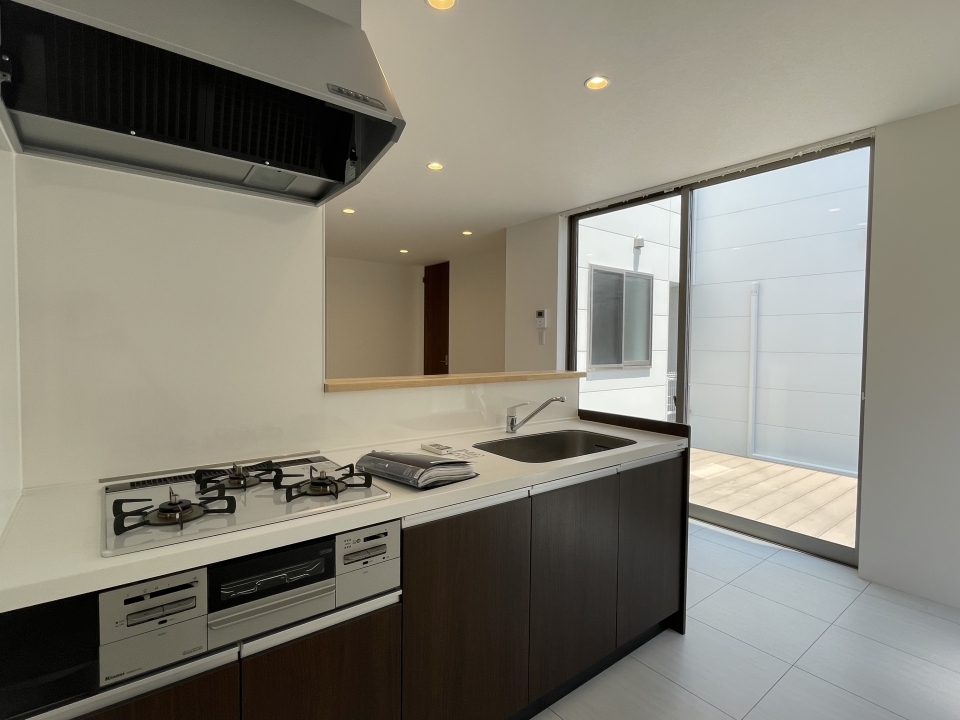 広々としたキッチンからバルコニーで遊ぶお子さんの様子も見ることができます。