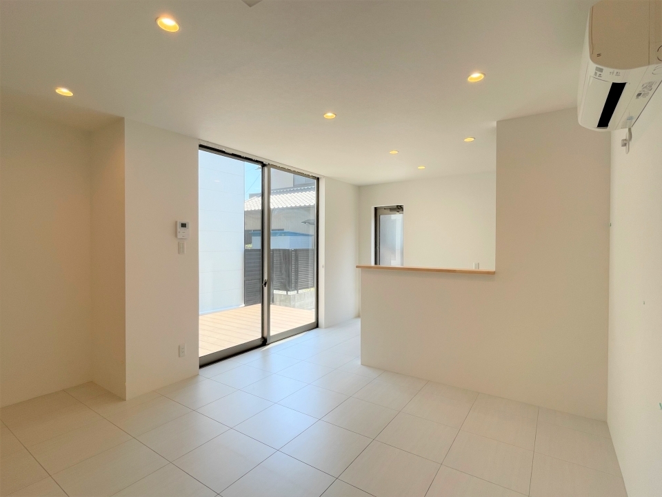 大きな窓からの日当たり、開放感も最高です、、！