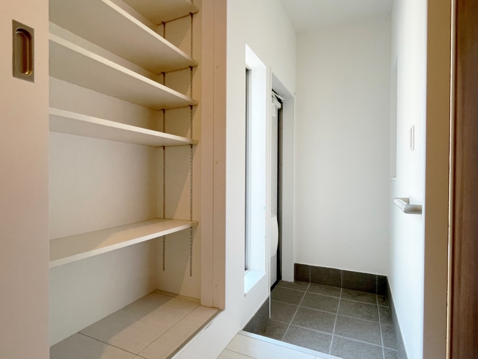 大きなシューズボックス！靴をスッキリ片づけられます。