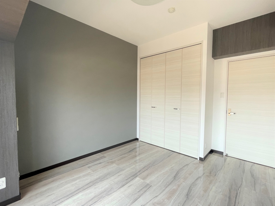 LDK隣の洋室。収納ありです。