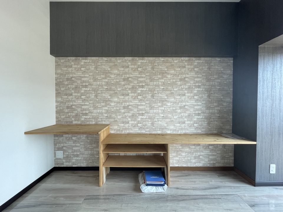 備え付けの棚。木の雰囲気がオシャレ