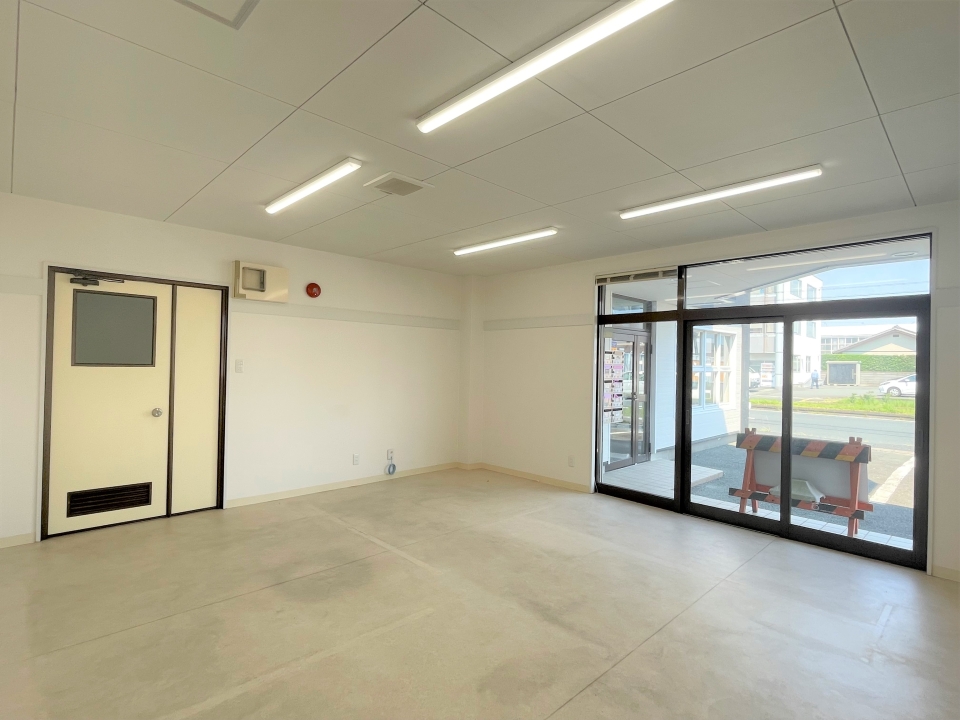 四角のBOXのような事務所です