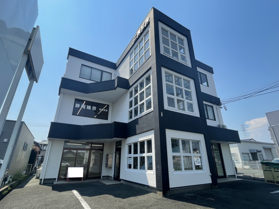 3階建てのキレイなビルです！
