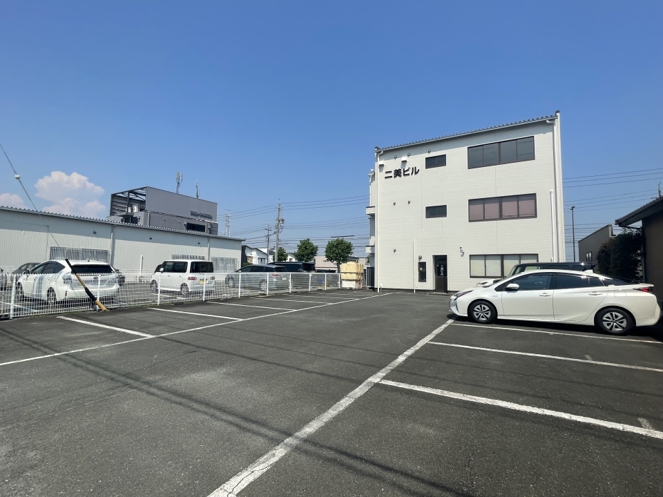 ビル裏の隣接駐車場