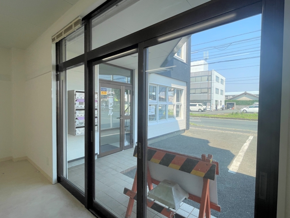 お客様入口は道路面から。ガラス張りの扉です。