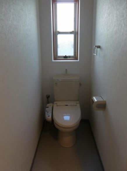 お手洗い。換気窓がうれしい。