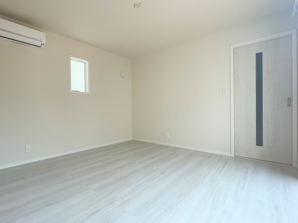 白が基調で明るいお部屋です。