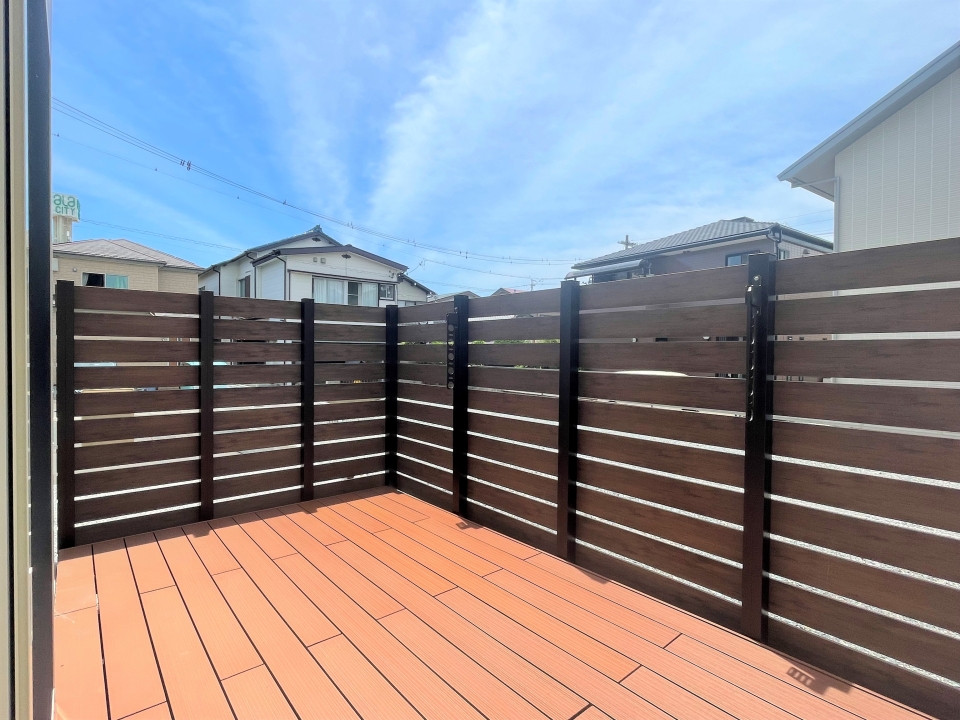 ウッドデッキには囲い付き外からの視線も気になりません。