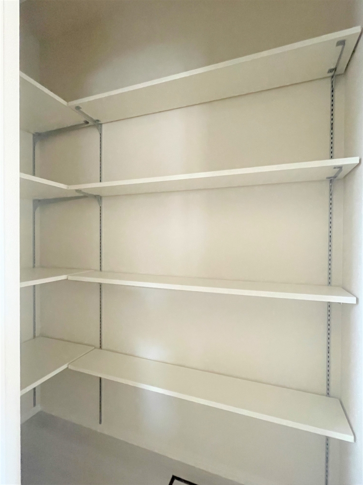 キッチン横の収納。