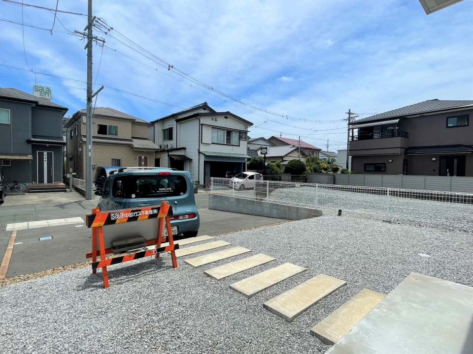 並列で2台駐車可能です。