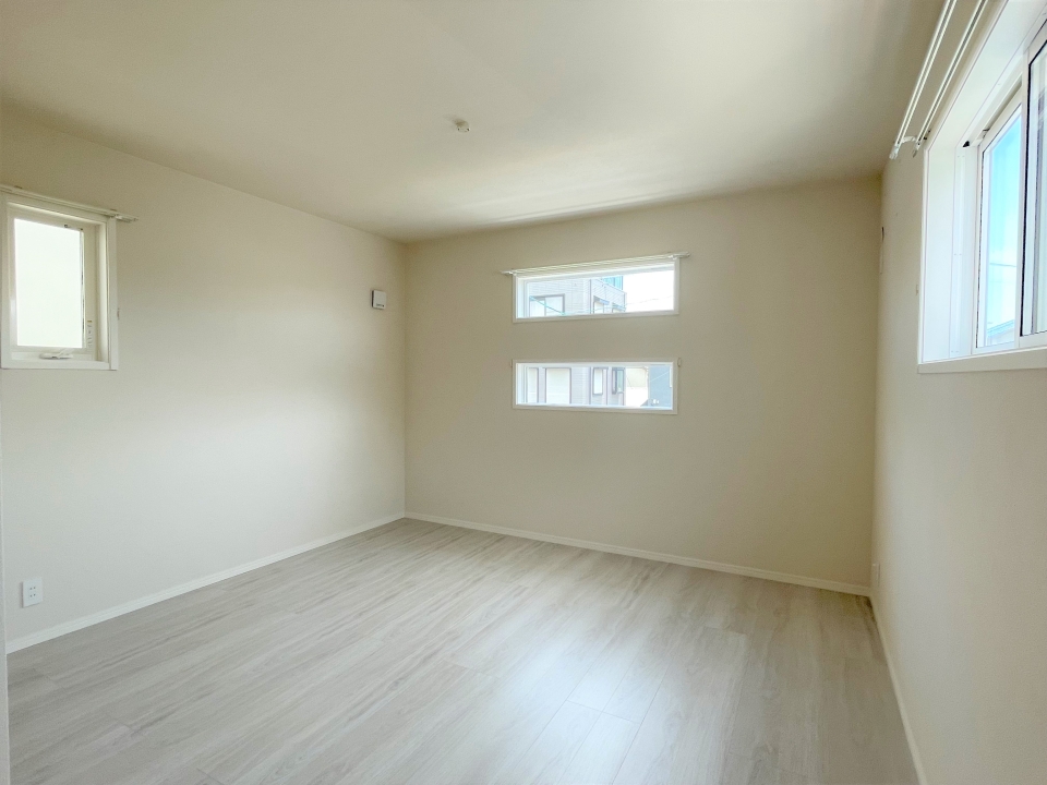 8帖の洋室。窓がオシャレ。