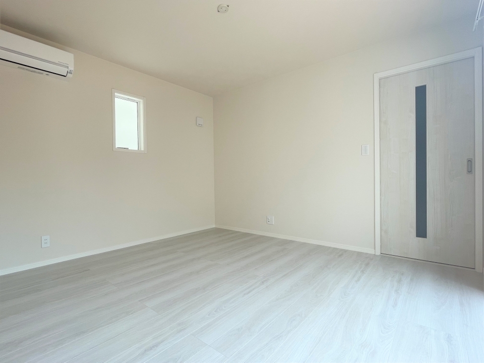 白が基調で明るいお部屋です。